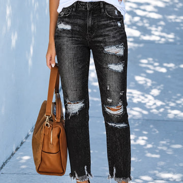 Calça jeans reta para mulheres com corte clássico e barra desfiada