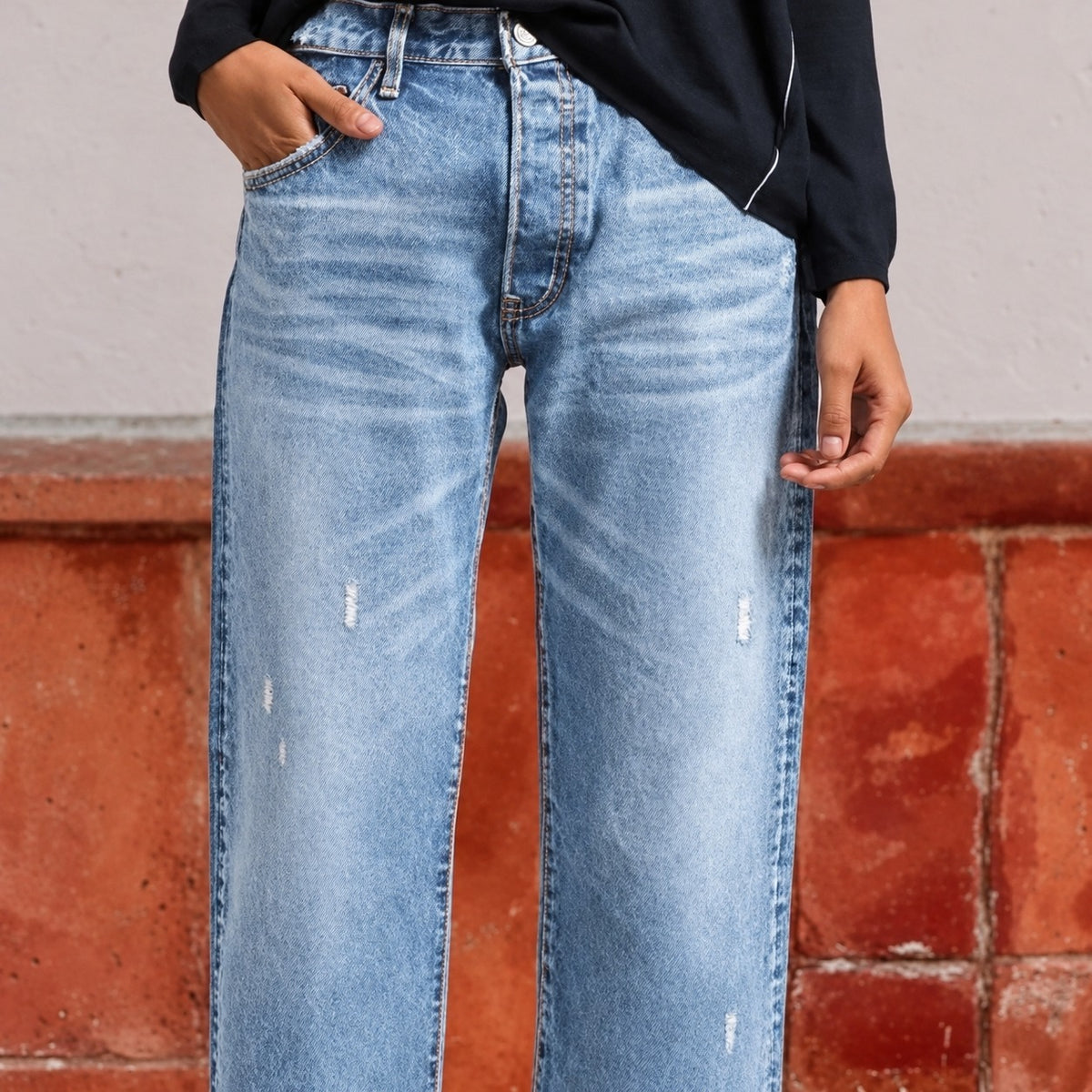 Calça jeans reta para mulheres com corte clássico e barra desfiada