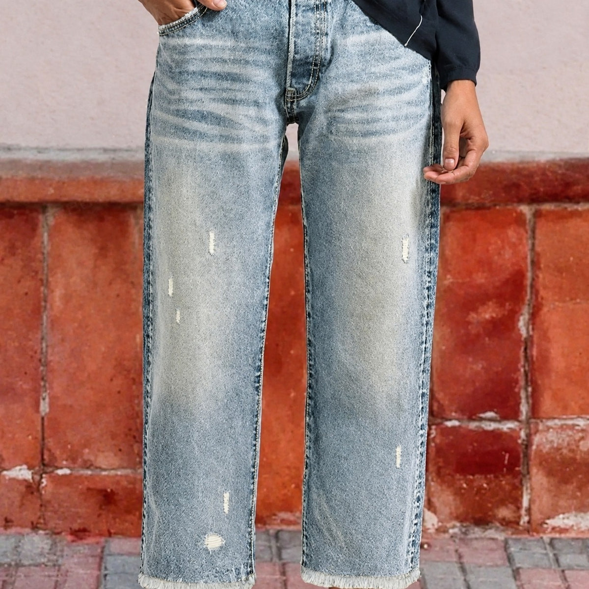 Calça jeans reta para mulheres com corte clássico e barra desfiada