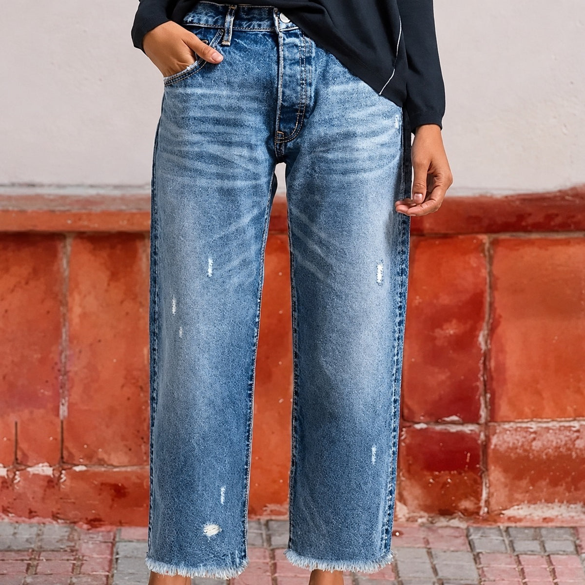 Calça jeans reta para mulheres com corte clássico e barra desfiada