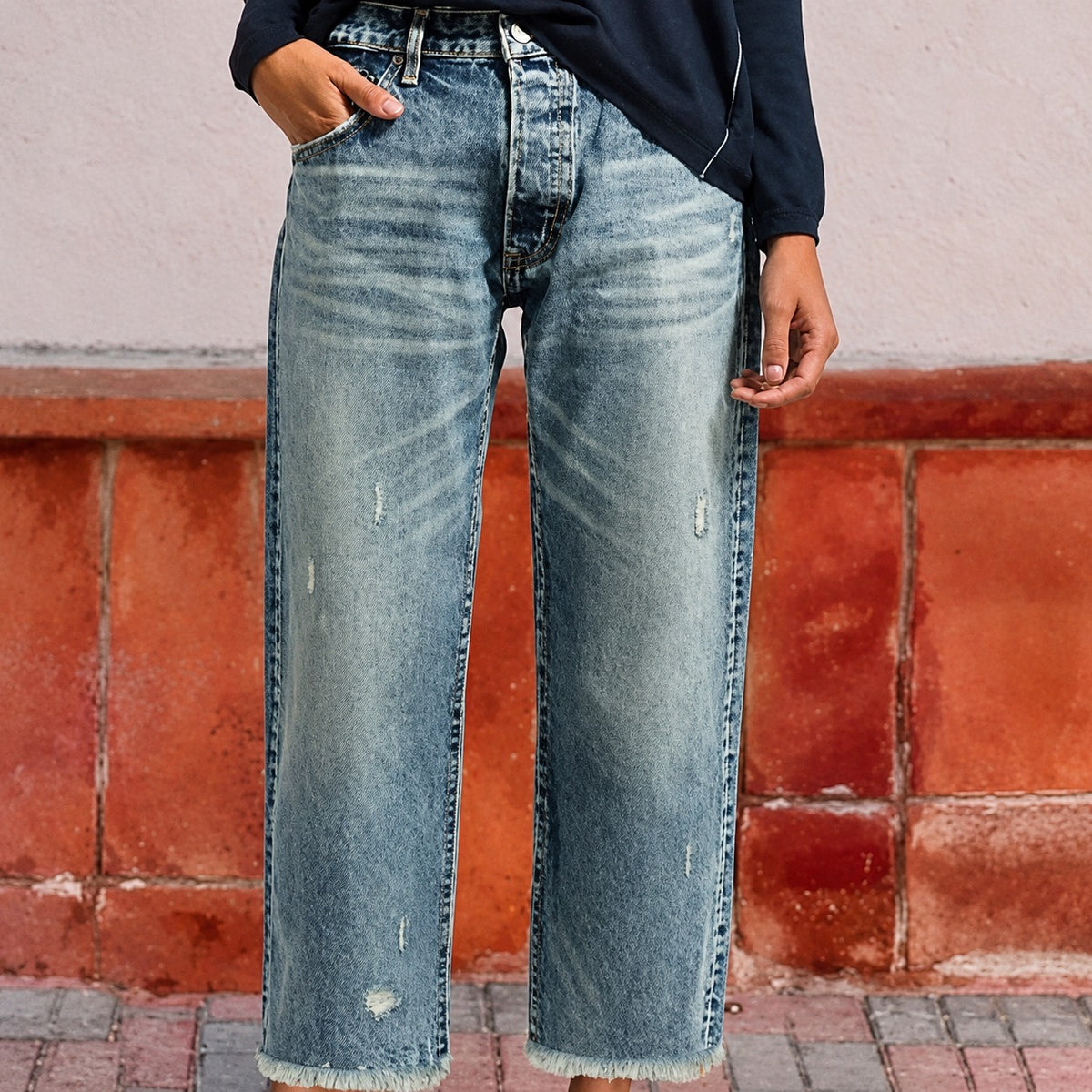 Calça jeans reta para mulheres com corte clássico e barra desfiada