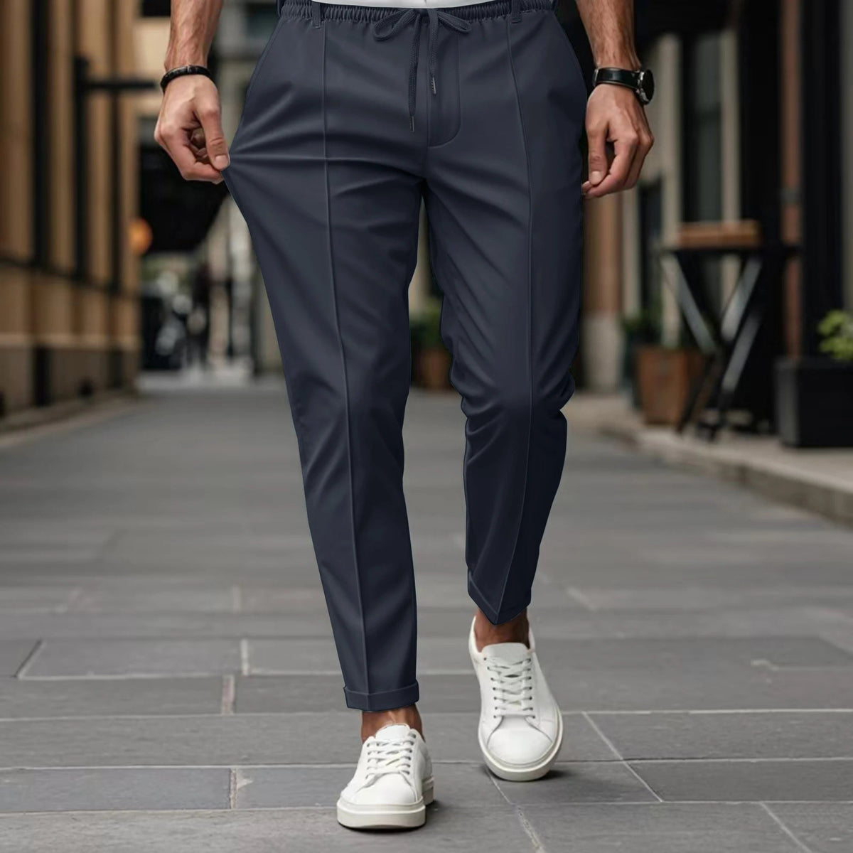 Calça Masculina com Cós Elástico e Fita, Frente com Dobra e Pernas Afuniladas