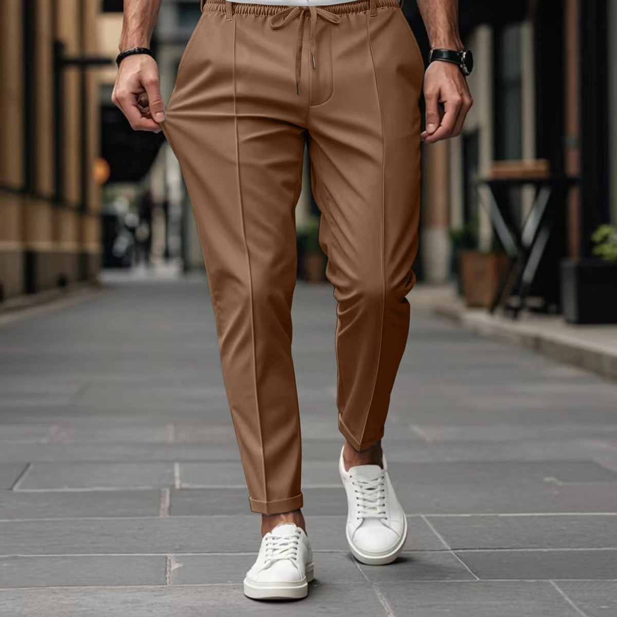 Calça Masculina com Cós Elástico e Fita, Frente com Dobra e Pernas Afuniladas