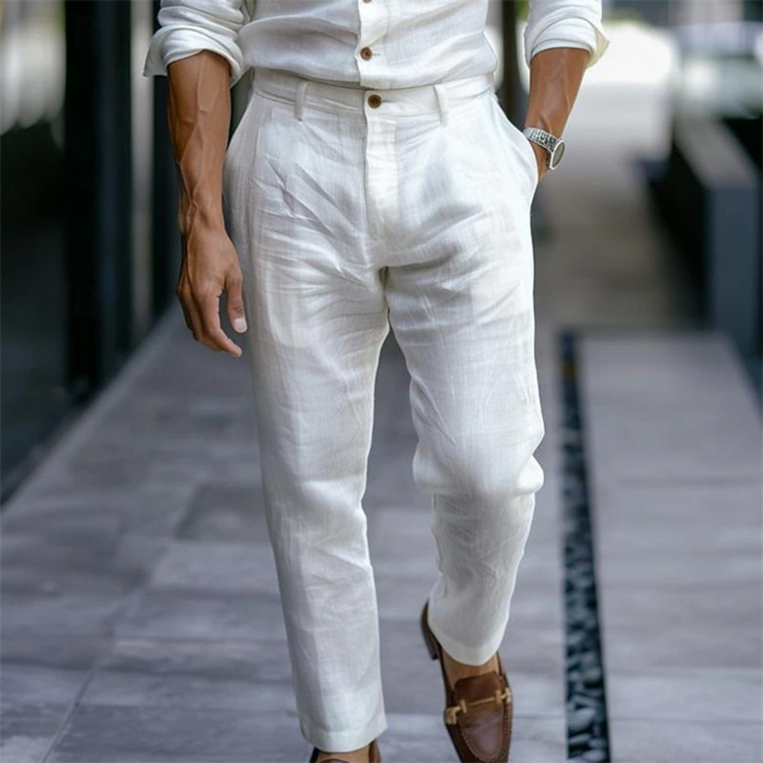 Calça masculina com pregas na frente, ajuste afunilado e barra na altura do tornozelo