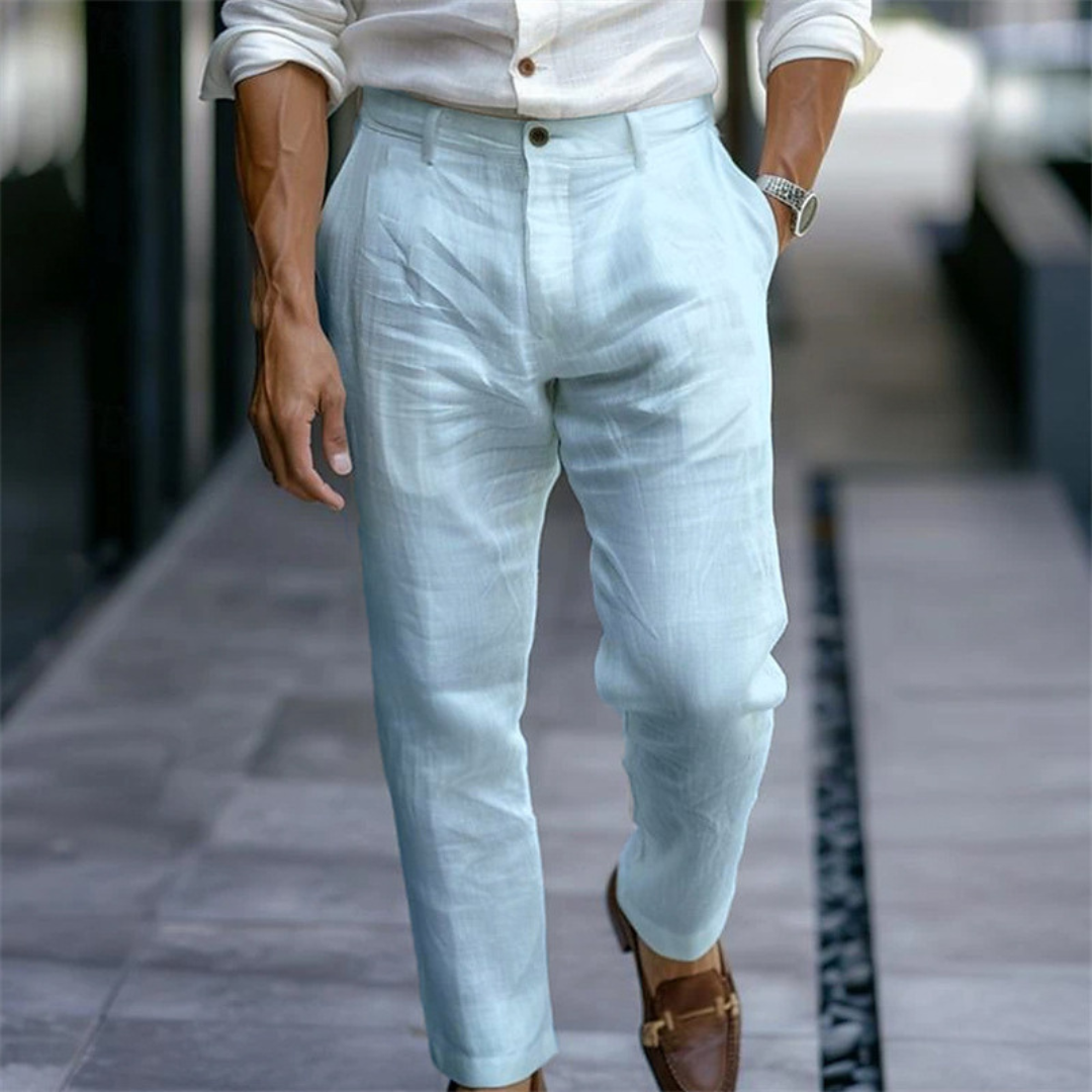 Calça masculina com pregas na frente, ajuste afunilado e barra na altura do tornozelo