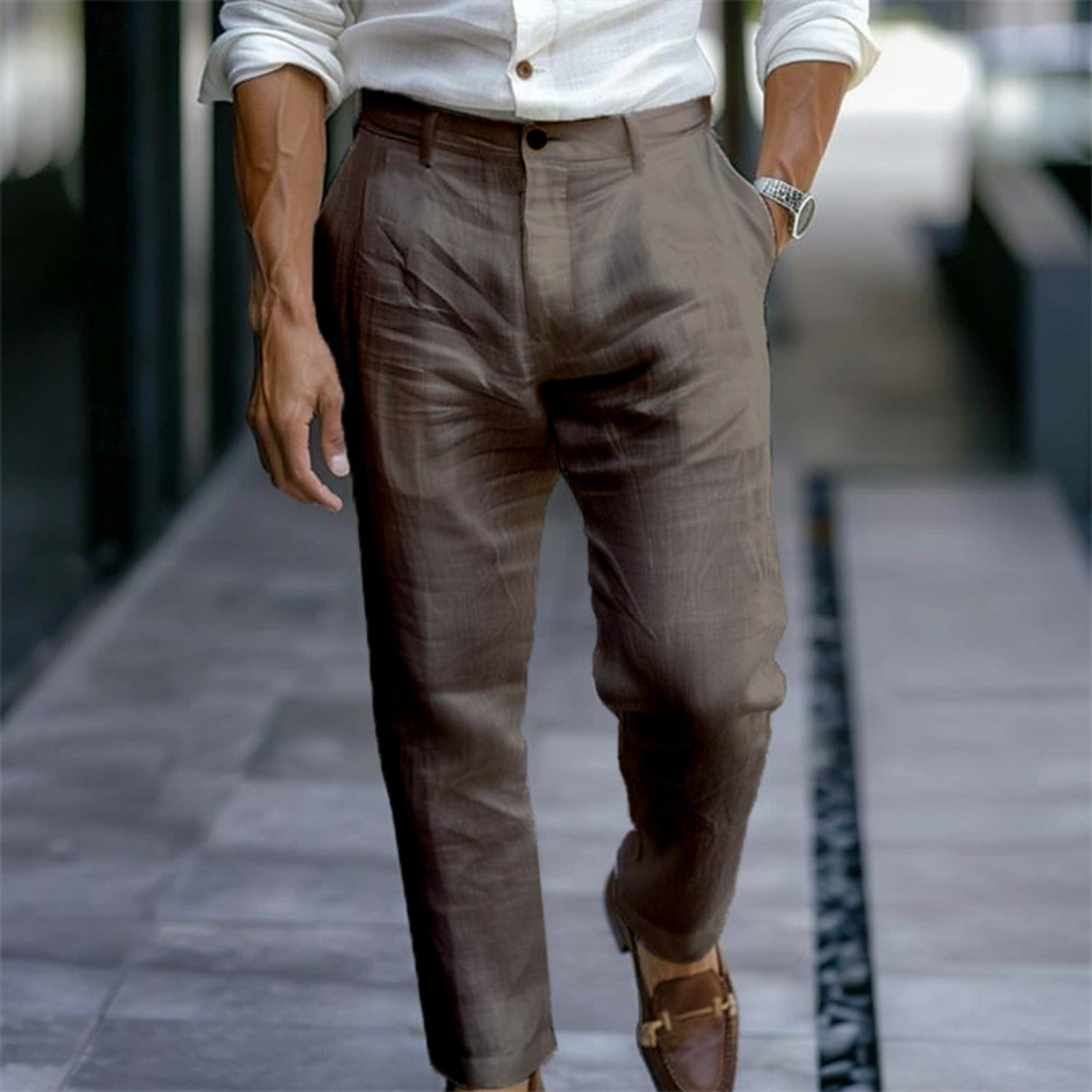 Calça masculina com pregas na frente, ajuste afunilado e barra na altura do tornozelo