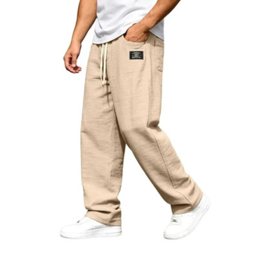 Calça masculina de perna reta com cós elástico e cordão, bolsos laterais e detalhe de etiqueta