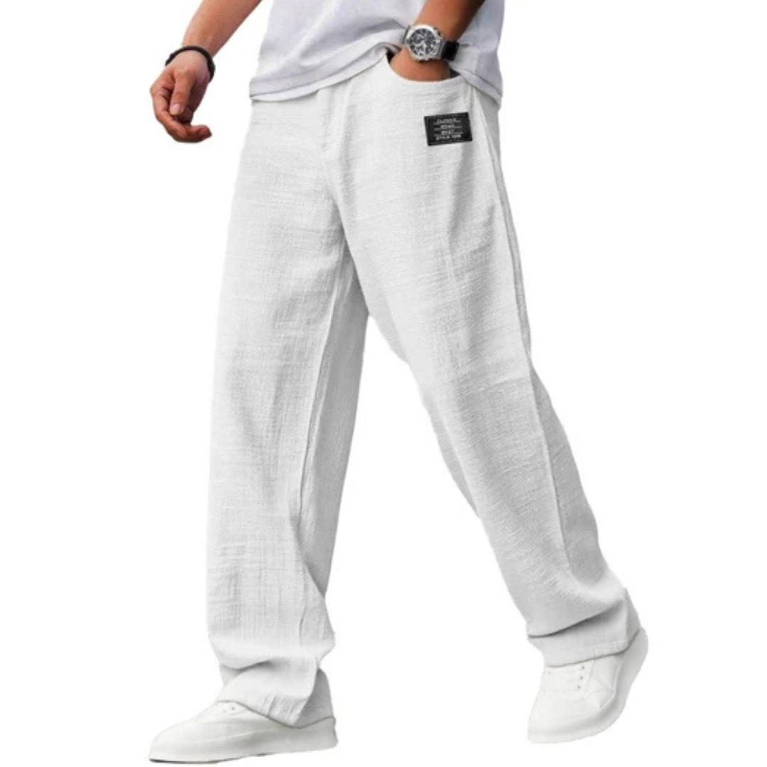 Calça masculina de perna reta com cós elástico e cordão, bolsos laterais e detalhe de etiqueta