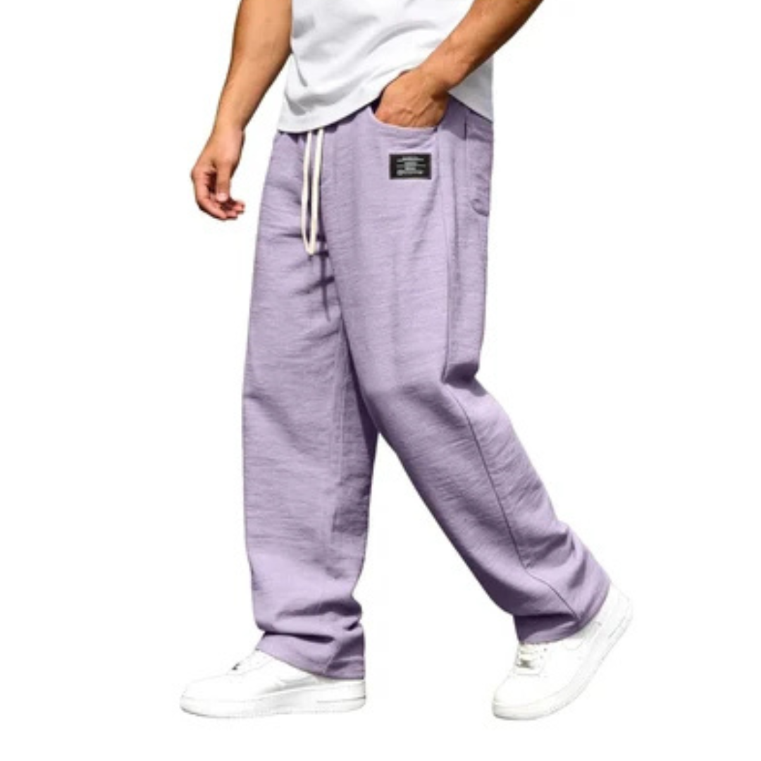 Calça masculina de perna reta com cós elástico e cordão, bolsos laterais e detalhe de etiqueta