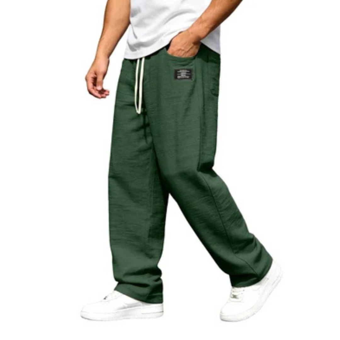 Calça masculina de perna reta com cós elástico e cordão, bolsos laterais e detalhe de etiqueta