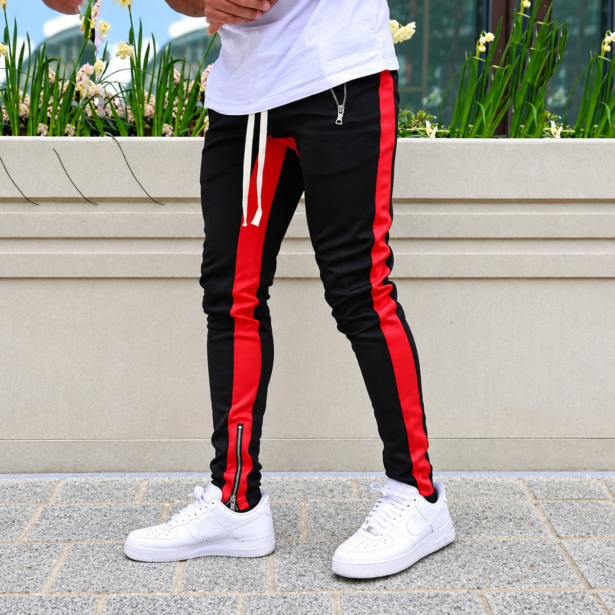 Calças jogger masculinas com listras contrastantes e bolsos com zíper