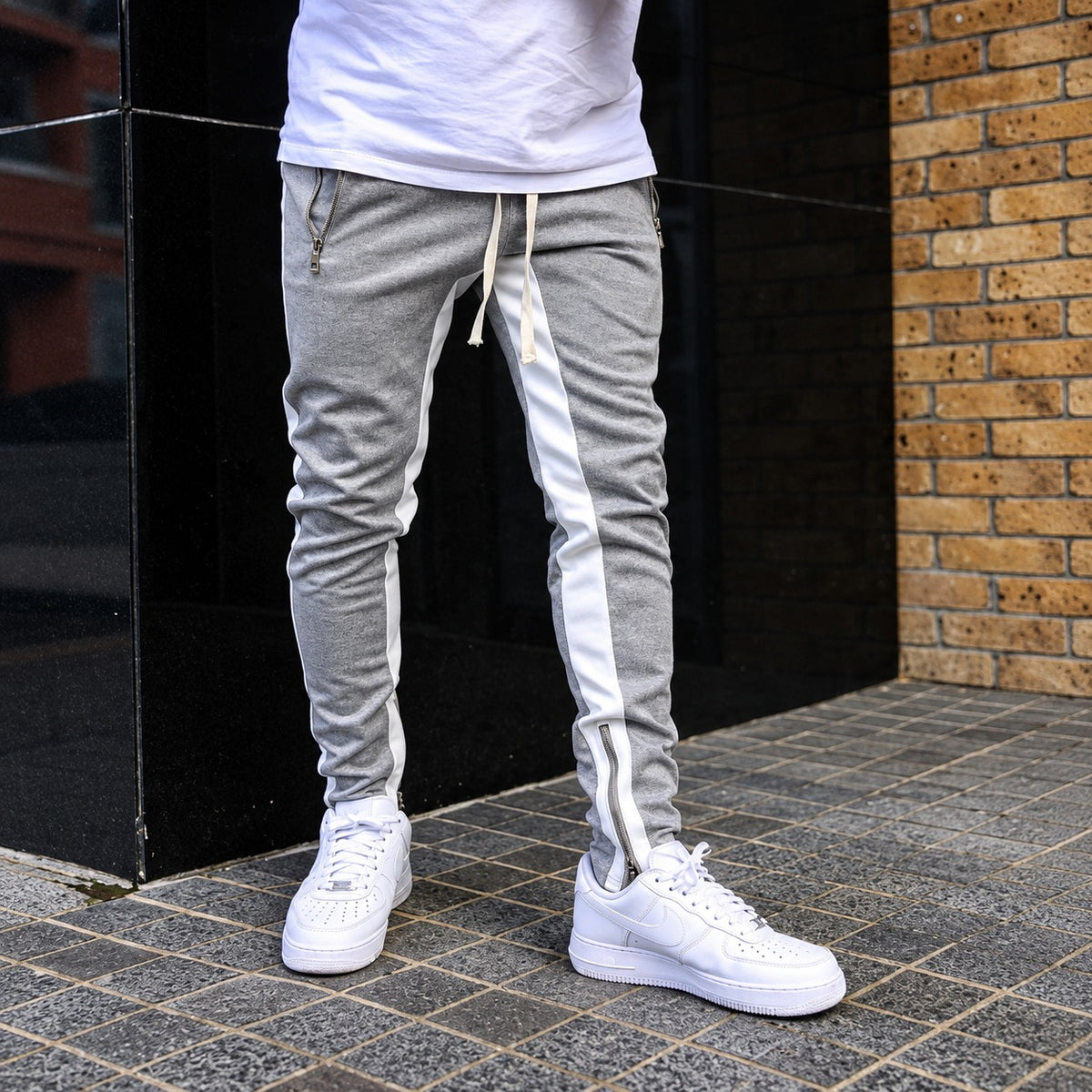 Calças jogger masculinas com listras contrastantes e bolsos com zíper