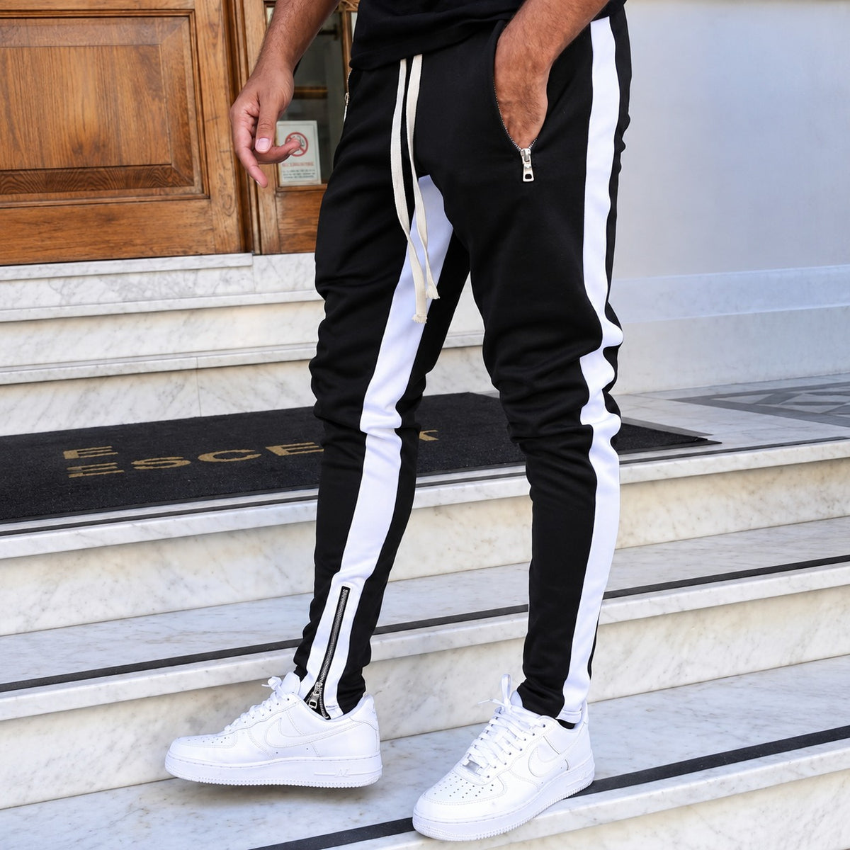 Calças jogger masculinas com listras contrastantes e bolsos com zíper