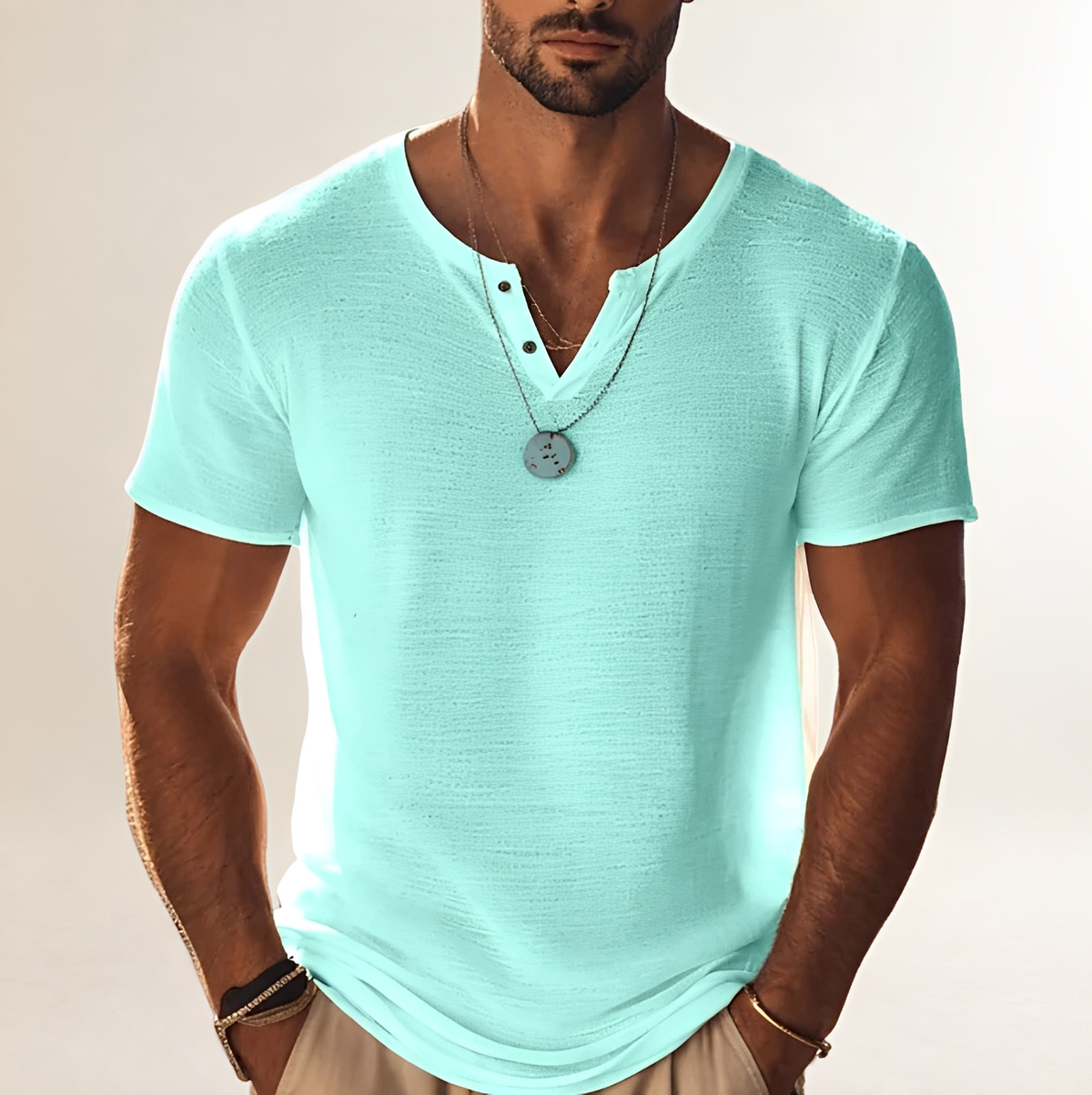 Camisa Cavaleiro Masculina de Manga Curta Henley com Abertura de Botões e Textura