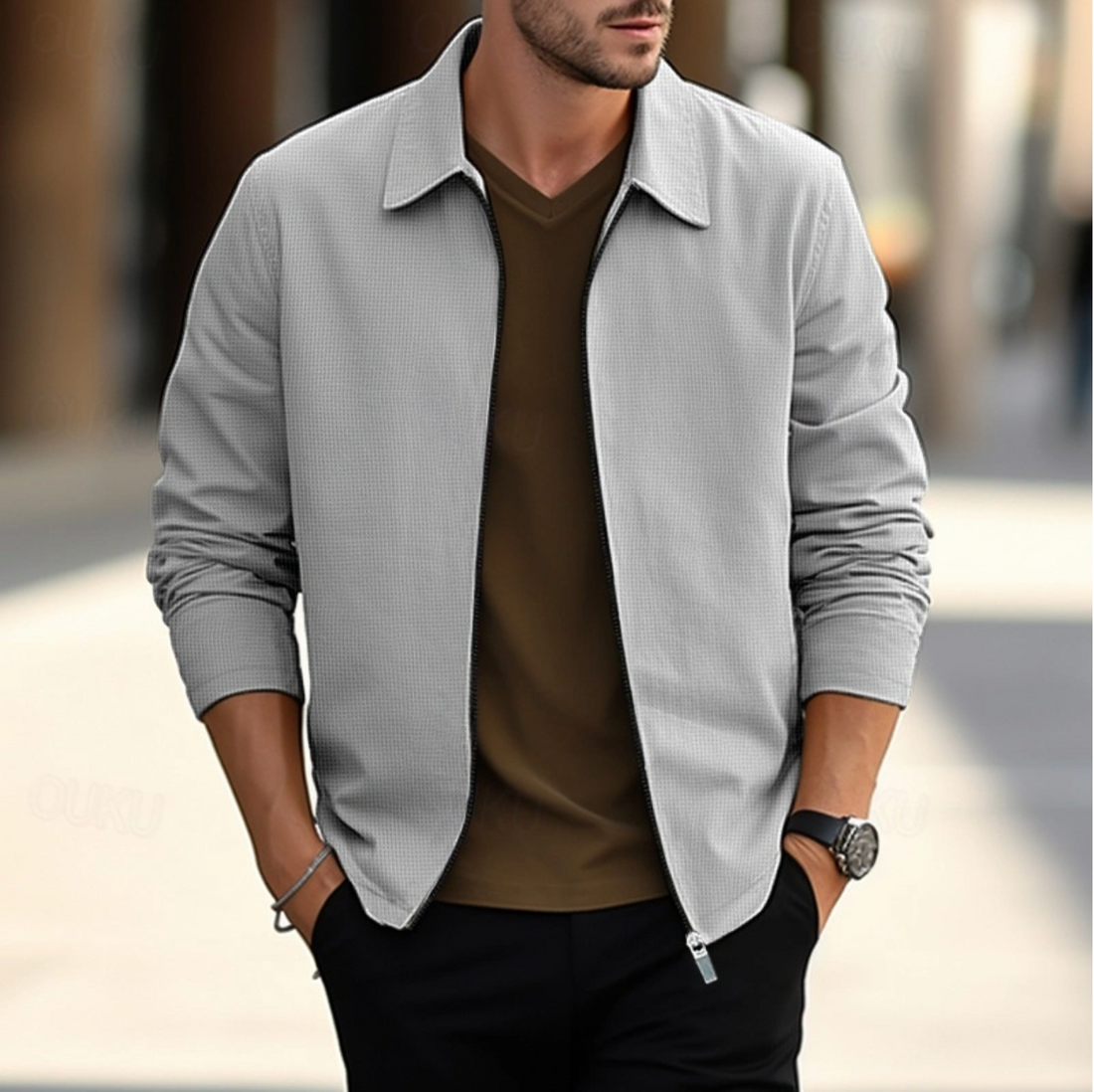 Camisa de homem de manga comprida, gola clássica, fecho com zíper e corte justo.