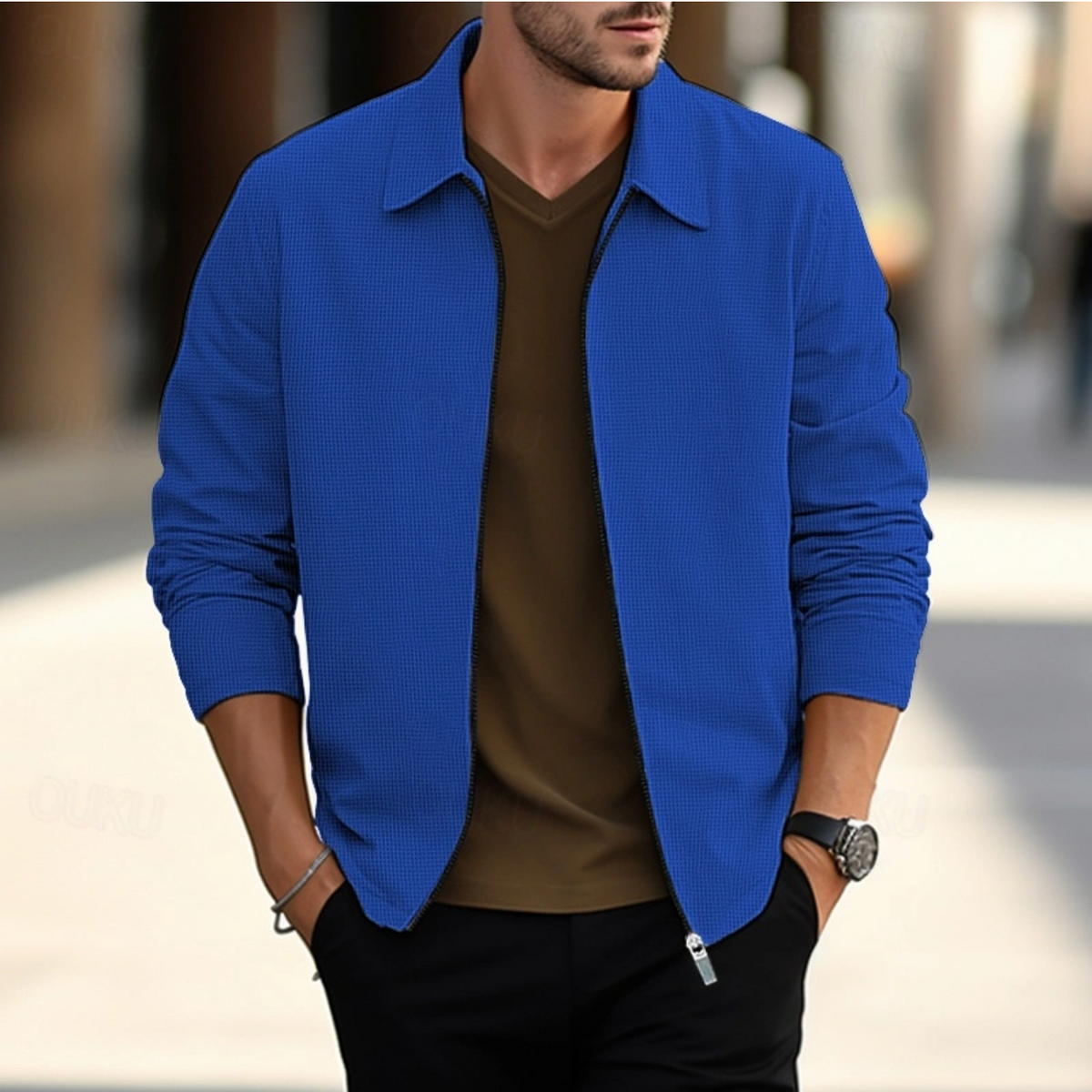 Camisa de homem de manga comprida, gola clássica, fecho com zíper e corte justo.