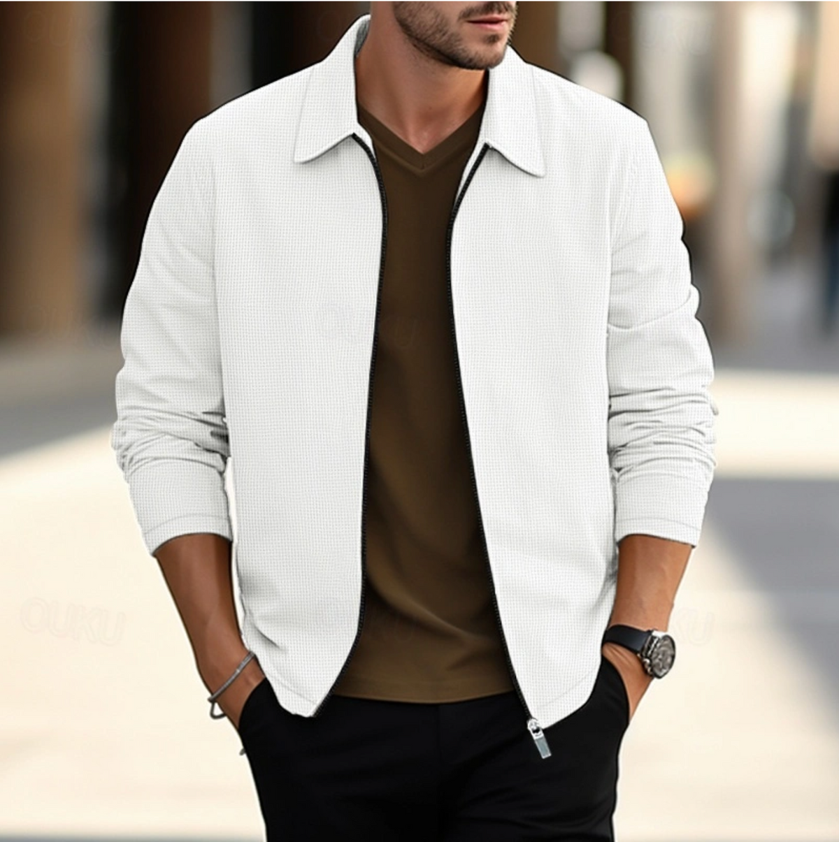 Camisa de homem de manga comprida, gola clássica, fecho com zíper e corte justo.