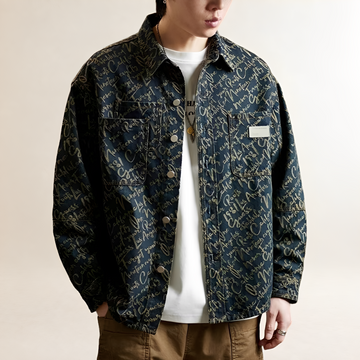 Camisa-jaqueta masculina com fechamento de pressão frontal, bordado por toda a peça e bolsos peitorais, corte relaxado