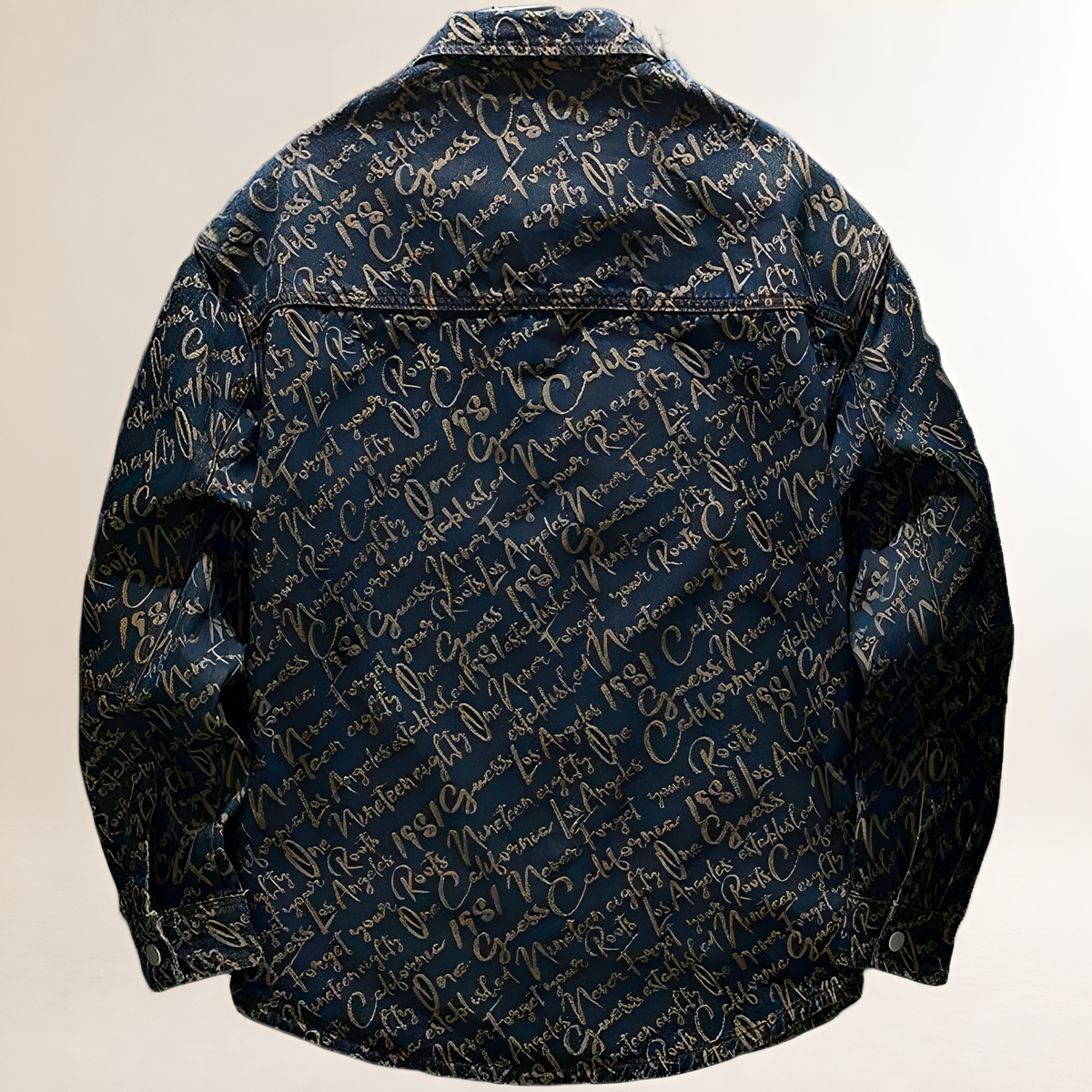 Camisa-jaqueta masculina com fechamento de pressão frontal, bordado por toda a peça e bolsos peitorais, corte relaxado