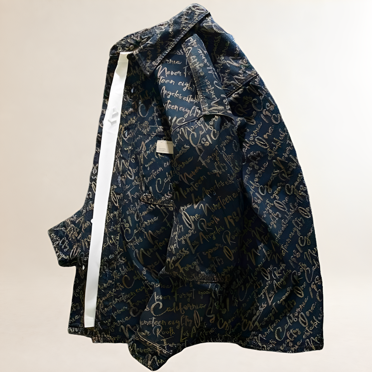 Camisa-jaqueta masculina com fechamento de pressão frontal, bordado por toda a peça e bolsos peitorais, corte relaxado