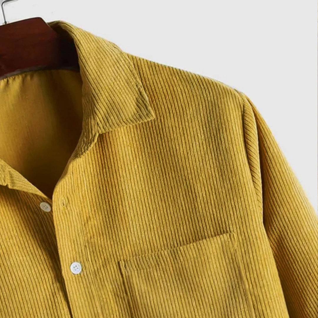 Camisa manga longa masculina com gola em ponto e bolso no peito, corte reto