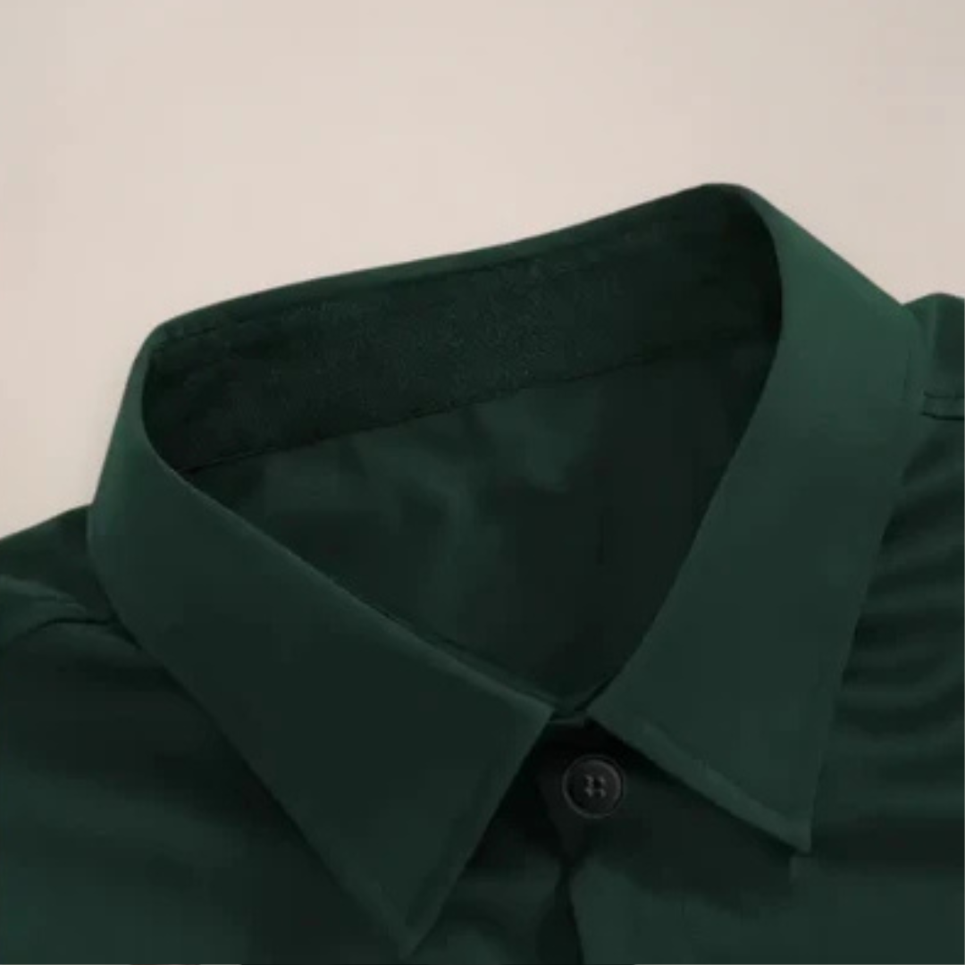 Camisa masculina ajuste slim manga longa com fechamento por botões e colarinho de ponta