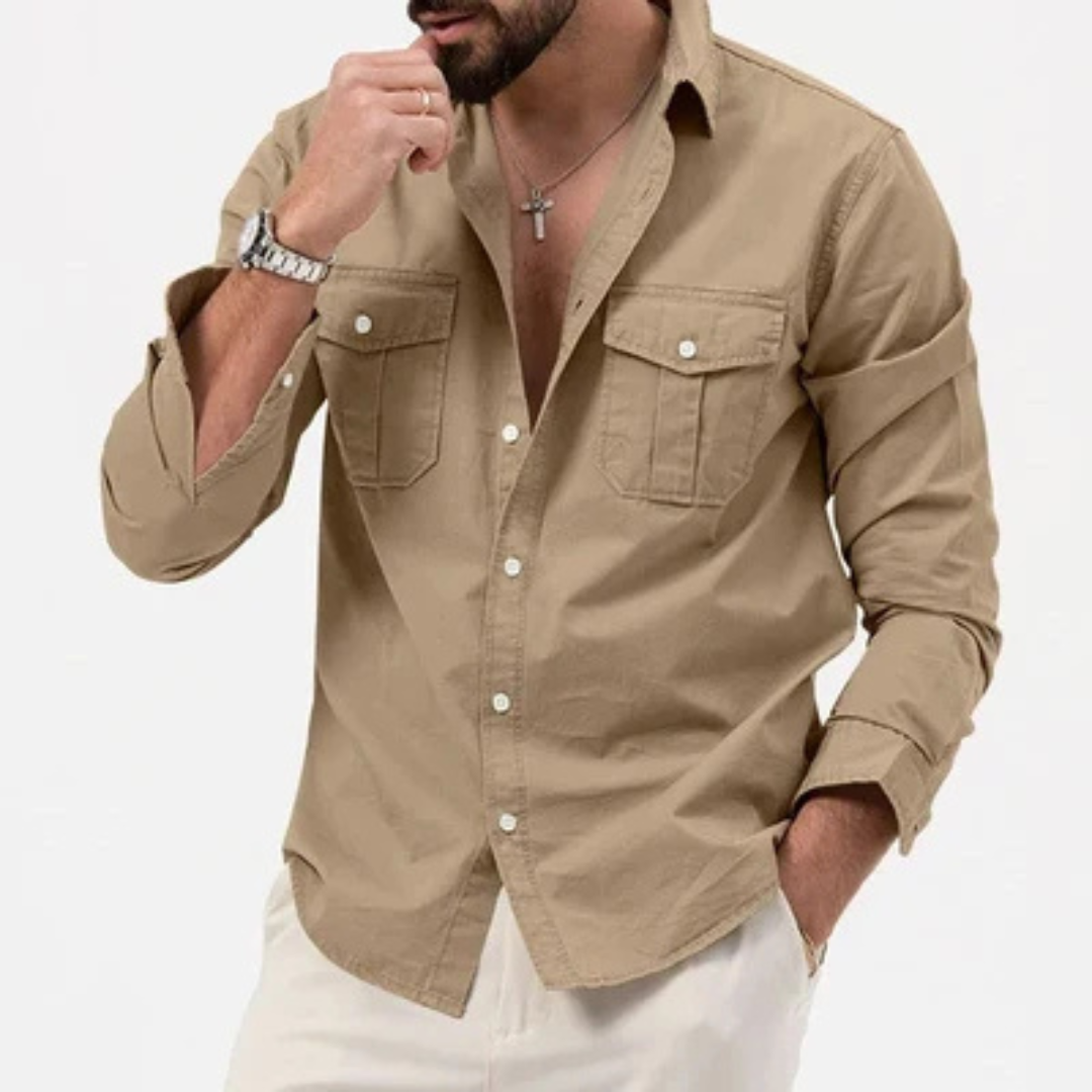 Camisa masculina de botão com acabamento resistente a rugas, ombros largos e dois bolsos com aba