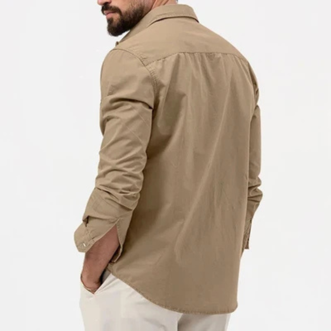 Camisa masculina de botão com acabamento resistente a rugas, ombros largos e dois bolsos com aba