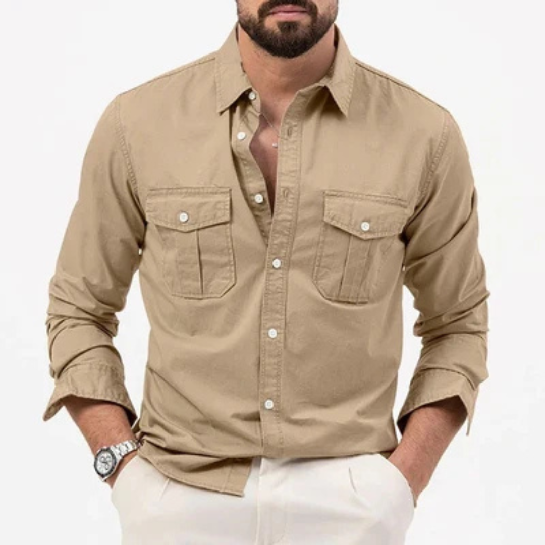 Camisa masculina de botão com acabamento resistente a rugas, ombros largos e dois bolsos com aba