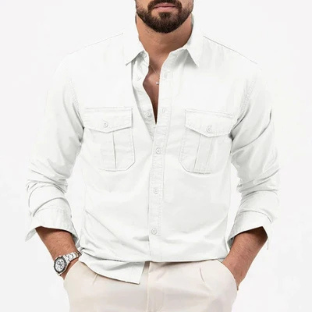 Camisa masculina de botão com acabamento resistente a rugas, ombros largos e dois bolsos com aba