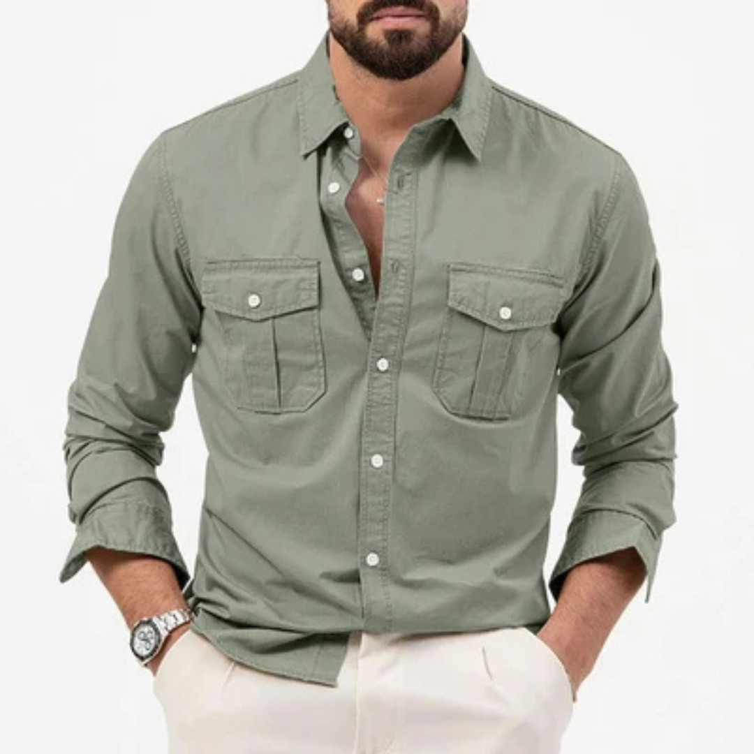 Camisa masculina de botão com acabamento resistente a rugas, ombros largos e dois bolsos com aba