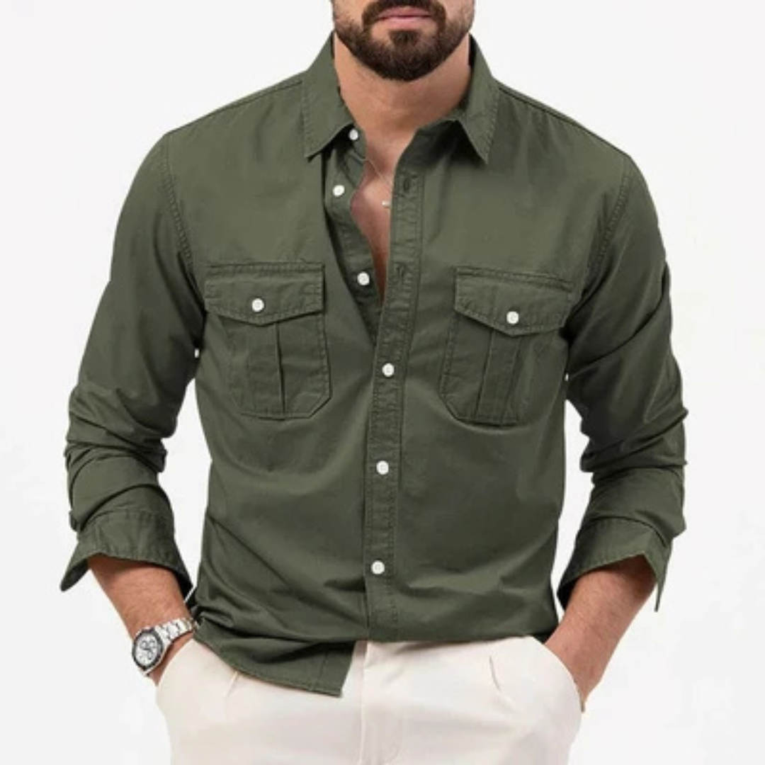 Camisa masculina de botão com acabamento resistente a rugas, ombros largos e dois bolsos com aba