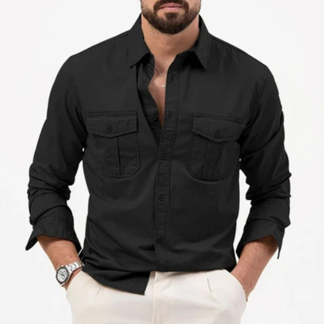 Camisa masculina de botão com acabamento resistente a rugas, ombros largos e dois bolsos com aba