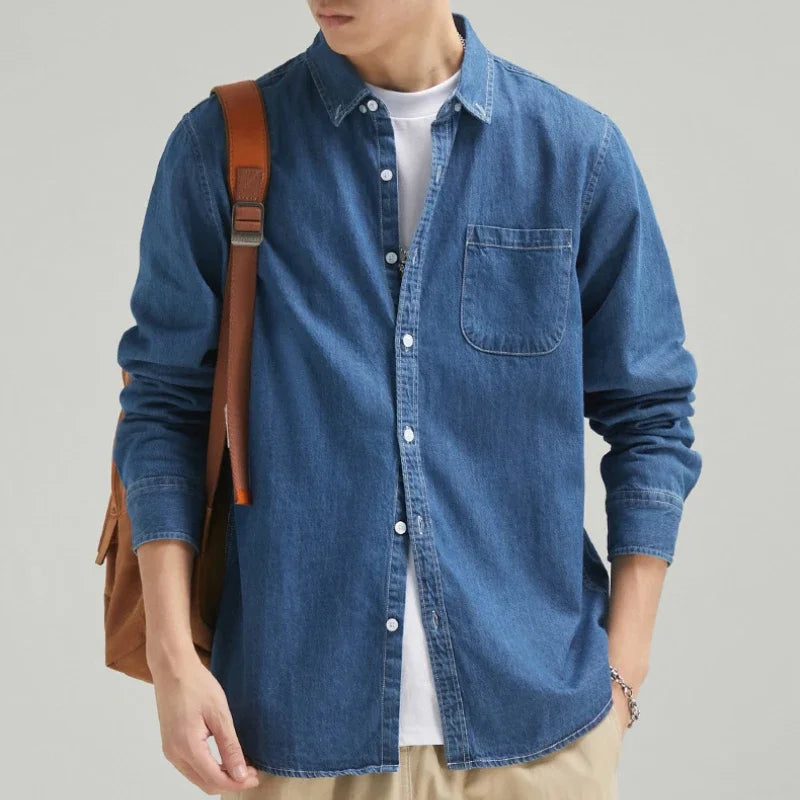 Camisa masculina de corte clássico com fechamento de botões e bolso no peito