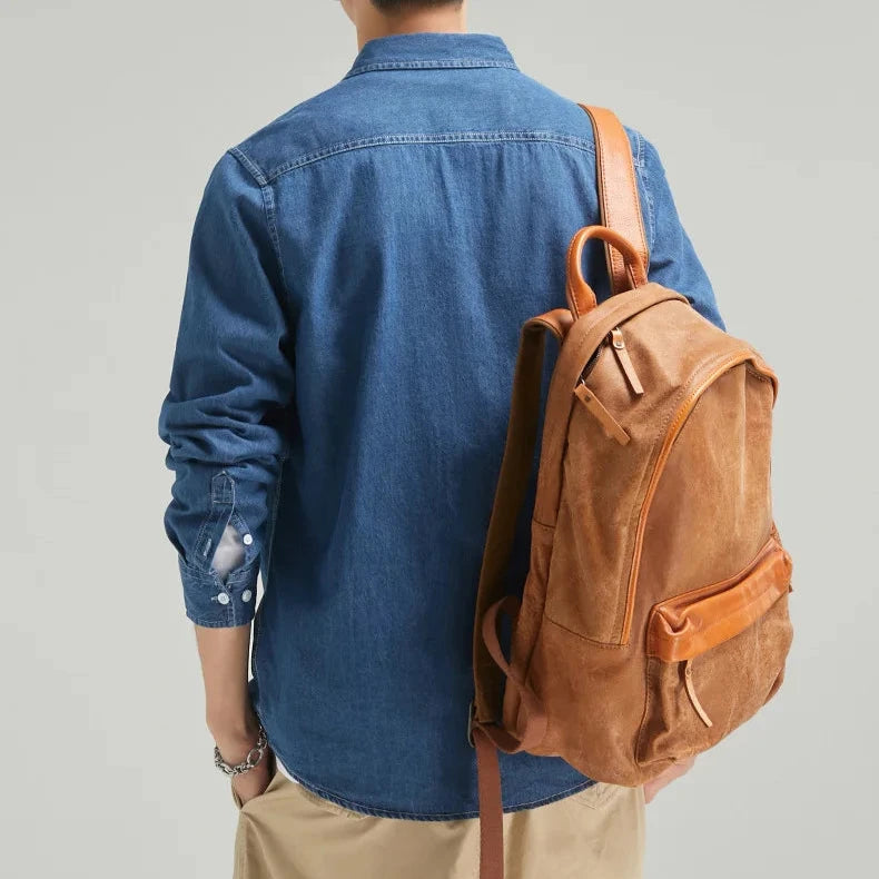 Camisa masculina de corte clássico com fechamento de botões e bolso no peito