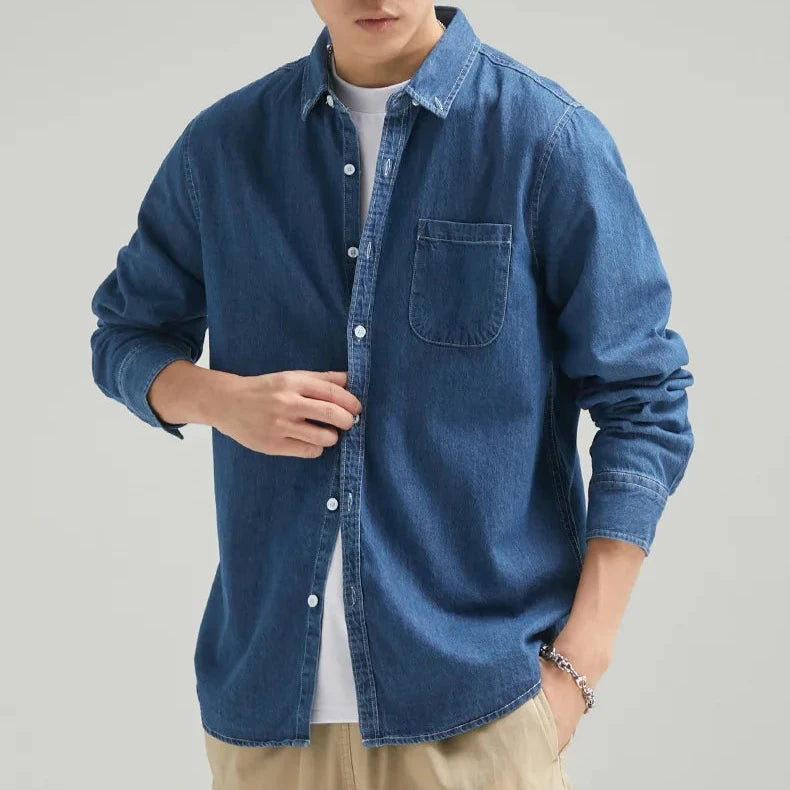 Camisa masculina de corte clássico com fechamento de botões e bolso no peito
