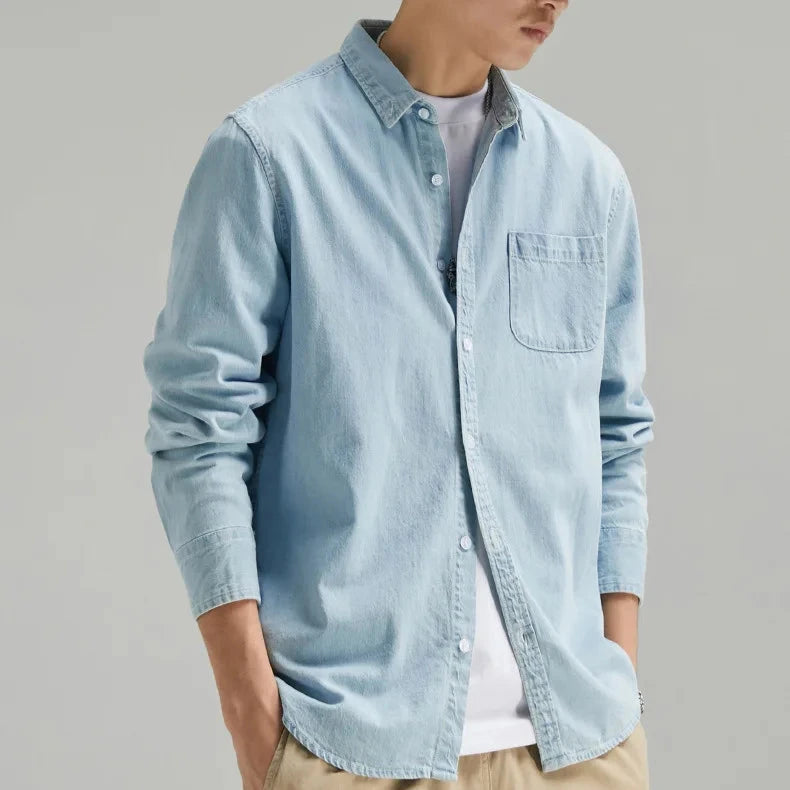 Camisa masculina de corte clássico com fechamento de botões e bolso no peito
