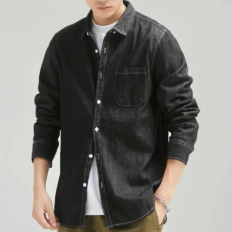 Camisa masculina de corte clássico com fechamento de botões e bolso no peito