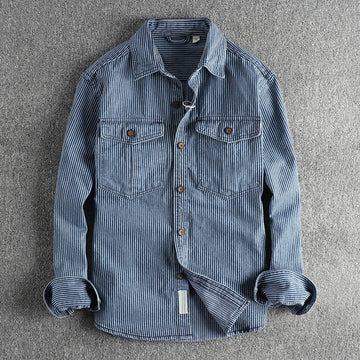Camisa masculina de listras com manga longa, fechamento de botões e bolso no peito