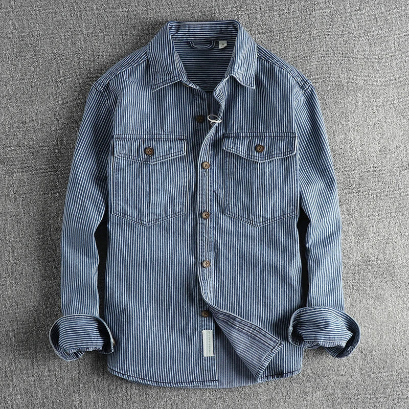 Camisa masculina de listras com manga longa, fechamento de botões e bolso no peito