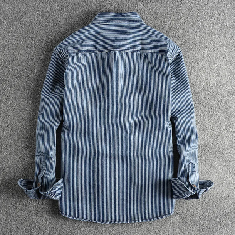 Camisa masculina de listras com manga longa, fechamento de botões e bolso no peito