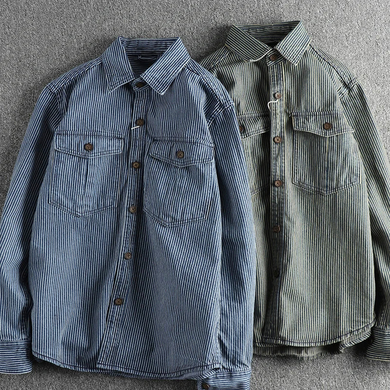 Camisa masculina de listras com manga longa, fechamento de botões e bolso no peito