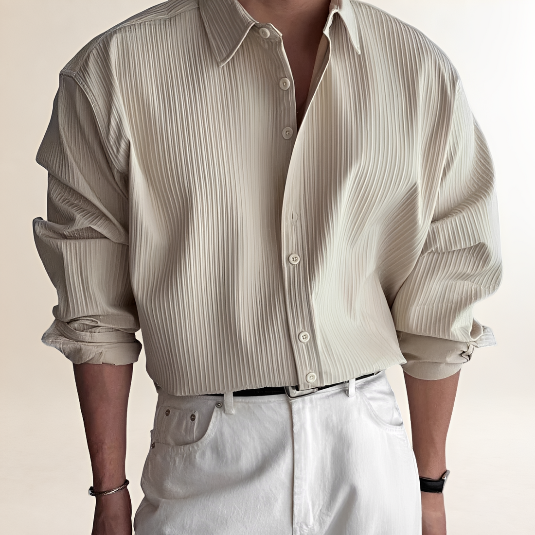 Camisa masculina de manga longa com pregas e corte relaxado