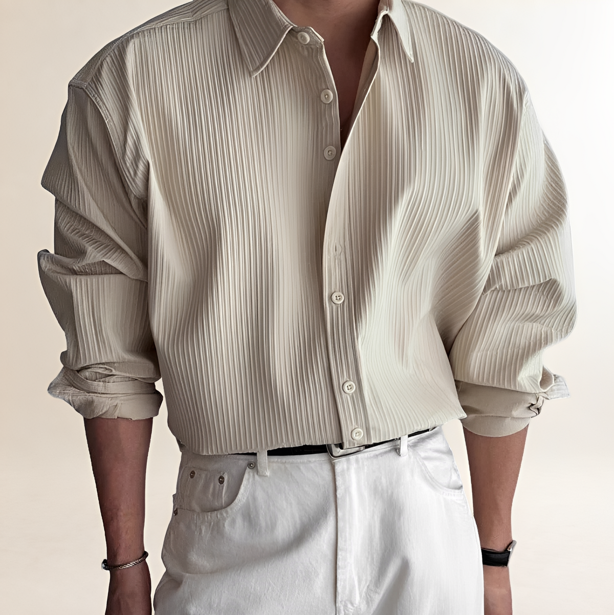 Camisa masculina de manga longa com pregas e corte relaxado