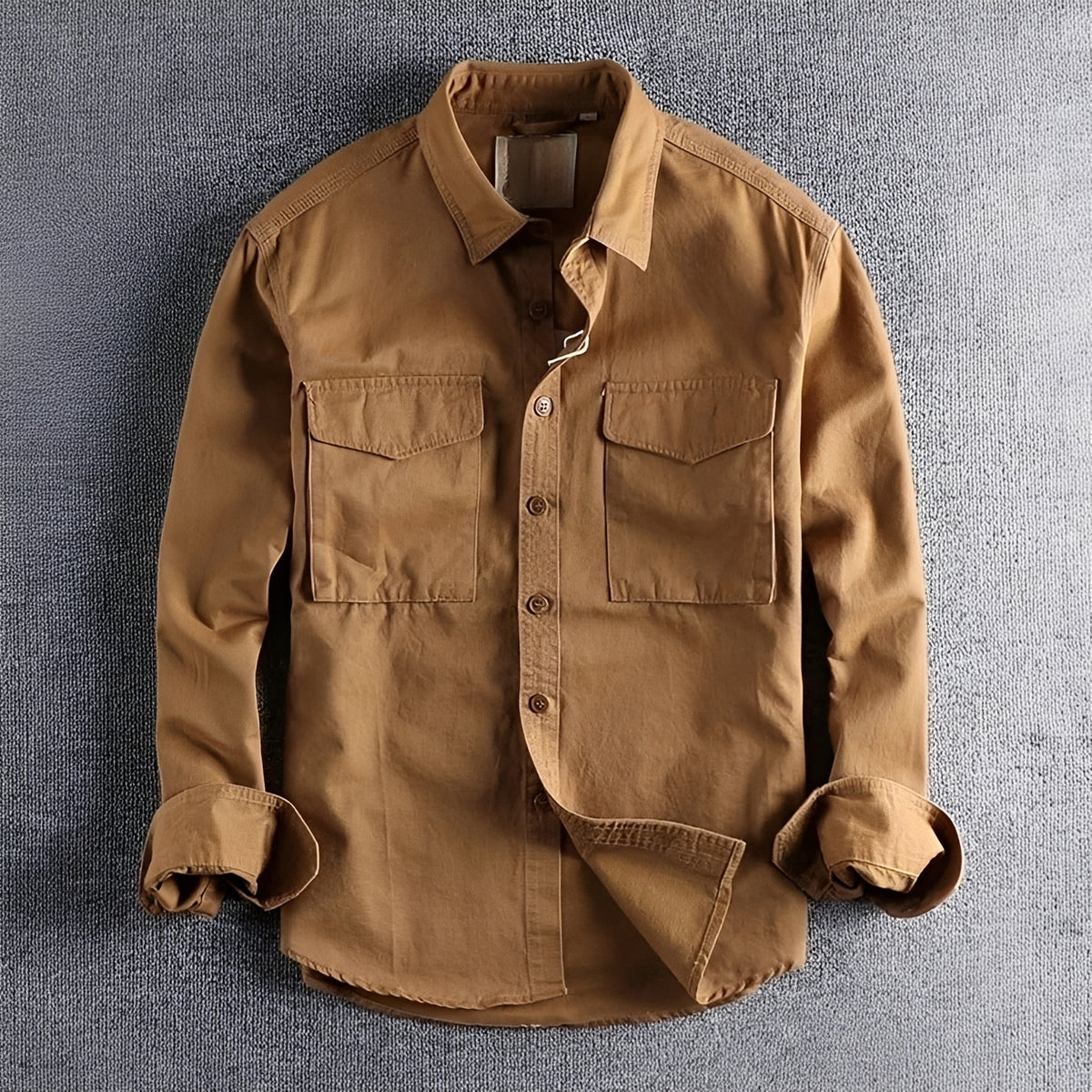 Camisa masculina de utilidade com fechamento de botões e bolsos no peito - corte reto
