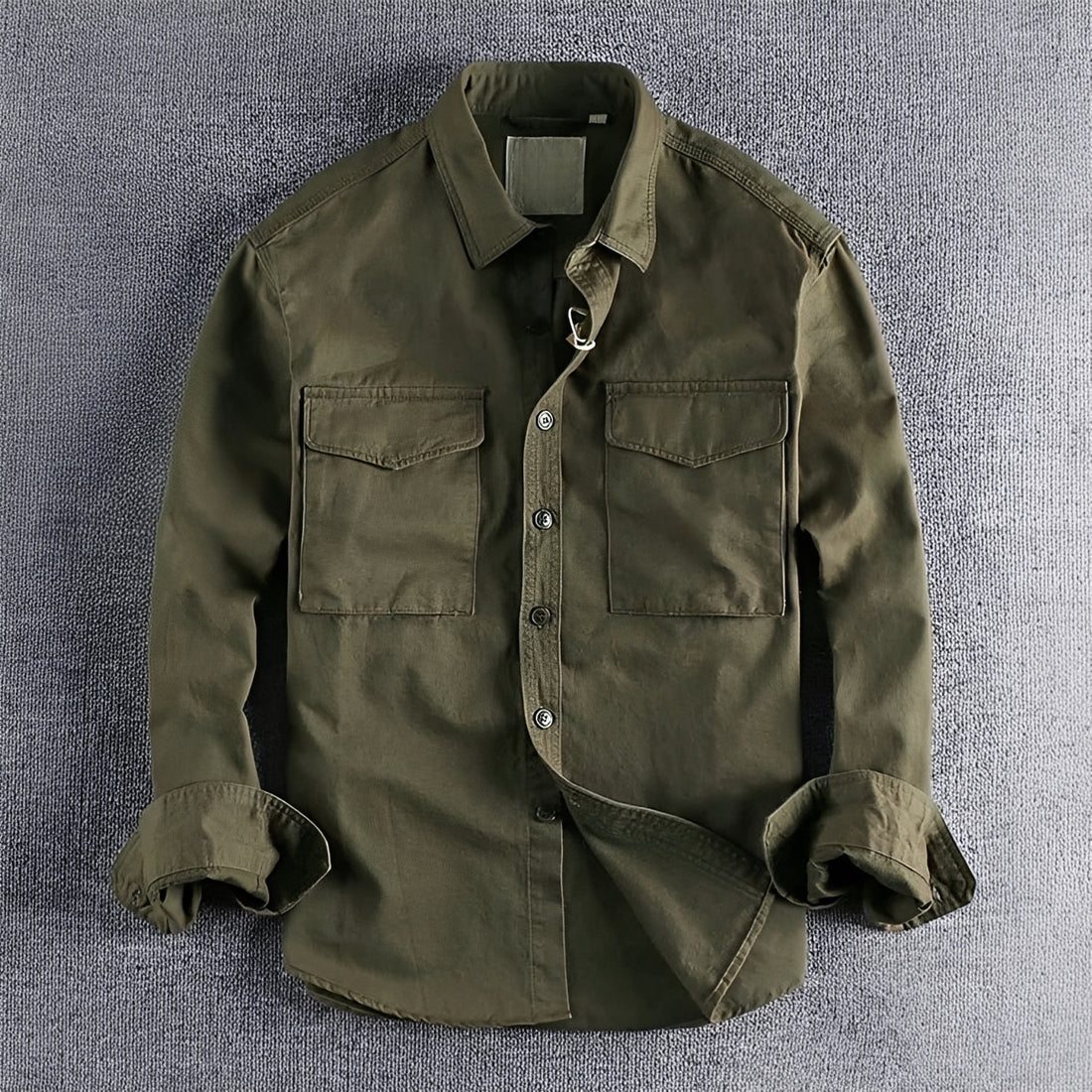 Camisa masculina de utilidade com fechamento de botões e bolsos no peito - corte reto