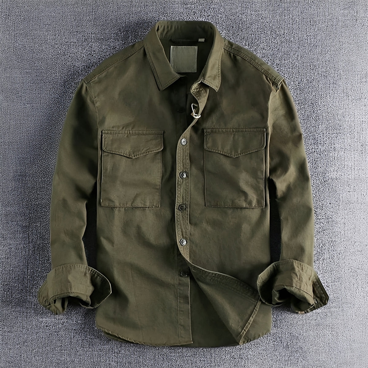Camisa masculina de utilidade com fechamento de botões e bolsos no peito - corte reto