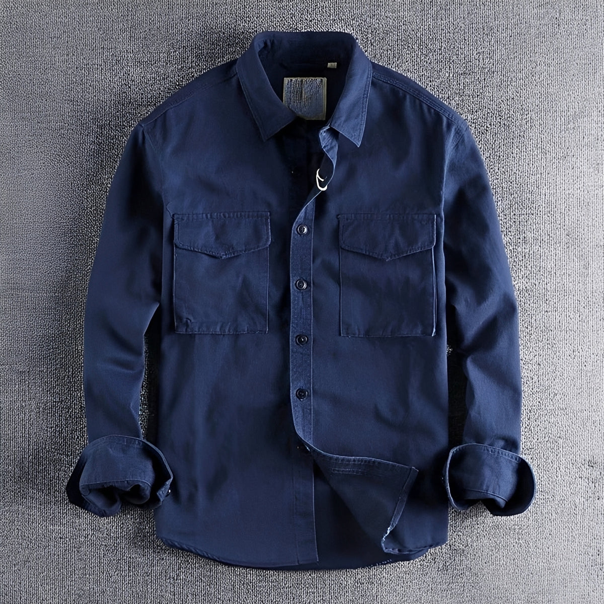 Camisa masculina de utilidade com fechamento de botões e bolsos no peito - corte reto
