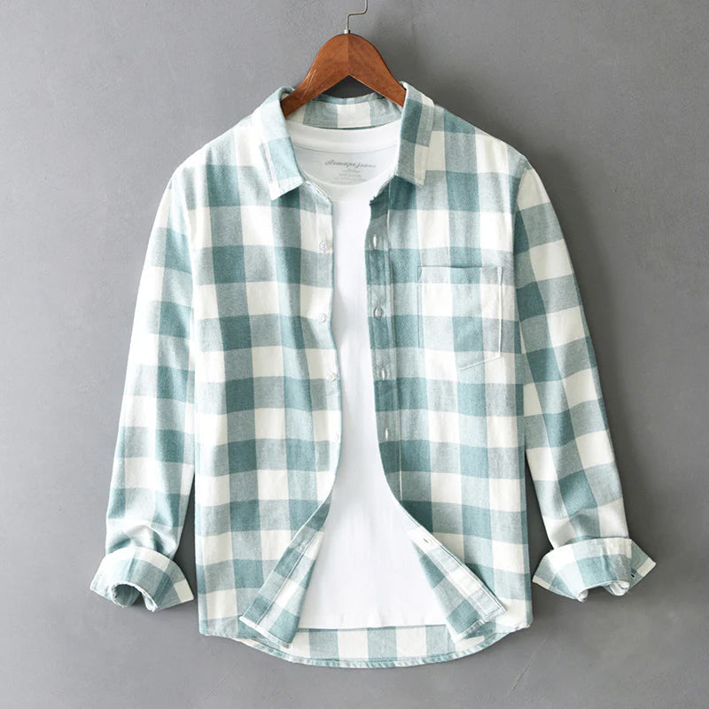 Camisa masculina de xadrez com botão na frente, bolso no peito e corte regular