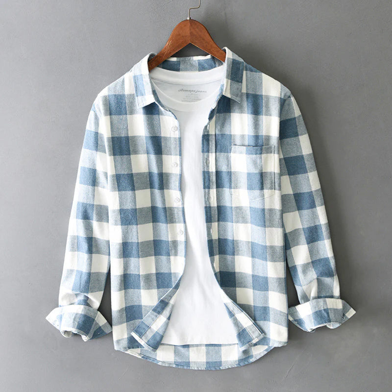 Camisa masculina de xadrez com botão na frente, bolso no peito e corte regular